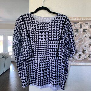 NWT Sport Illustrated work out top Graphic black and white triangles size XXL
